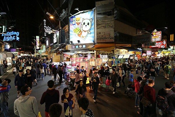 台中逢甲夜市是知名觀光景點，仍發生攤商與住店家的衝突。圖／台中市新聞局提供