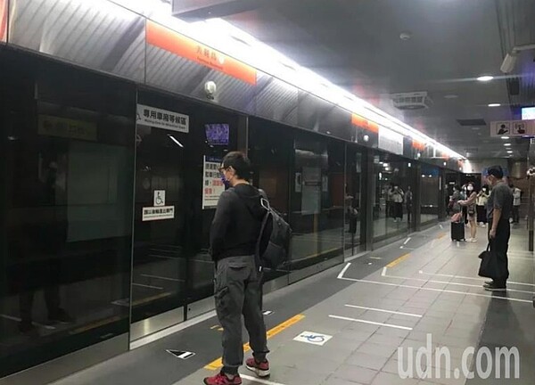 疫情期間,大眾運輸運量受創,許多人減少出門,捷運運量下滑。圖/聯合報系資料照