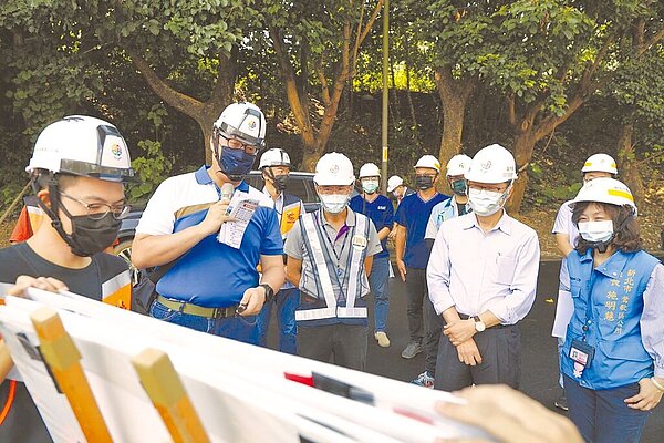 三鶯文創整合計畫「陶、藝、山、水」四大步道軸線，預計9月底前全數可完工，新北市副市長陳純敬（右二）昨前往視察。（新北市工務局提供／葉德正新北傳真）