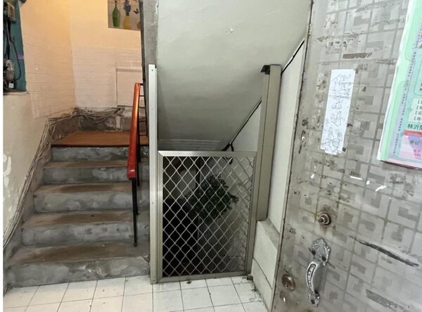 非法旅宿實際案例，業者將地下室(圖中右方向下之樓梯處)供旅客住宿。圖／觀傳局提供