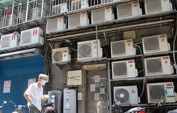 電價費率審議會臨時會昨天決議自七月起調漲電價,平均漲幅百分之八點四,台電估計約有卅八點二萬戶電費將調漲。記者胡經周/攝影