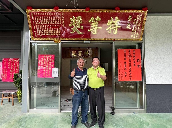 雲林古坑草嶺知名飯店東碧山莊業者陳景立(左)疫中苦撐,另一方面努力經營咖啡莊園留住客人。圖/陳景立提供