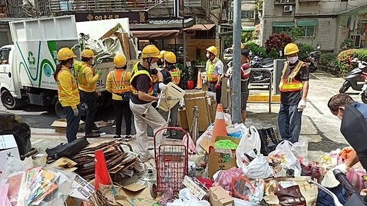 龍洲里定期舉辦幸福有里資源回收站集點兌換活動。圖／龍洲里里長提供