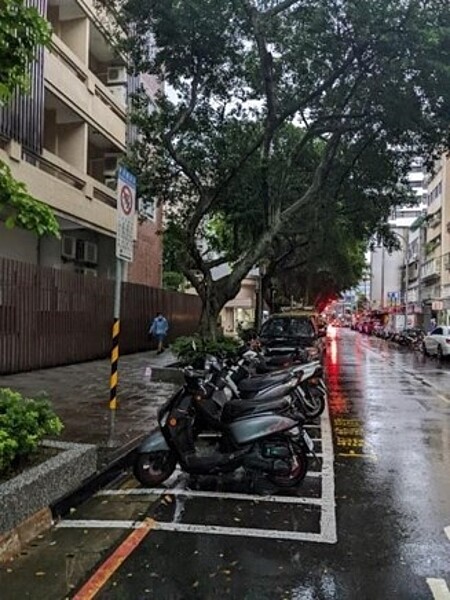 里長積極在下碑里劃設更多汽機車停車位。圖／劉人鳳攝