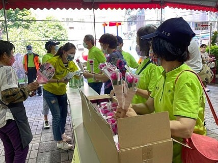 集英里里長賴政庸里長與志工們發放母親節禮品。圖／賴政庸里長提供