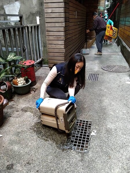 林姿吟與晴光里里民一同維護里區環境。圖/擷取自林姿吟臉書