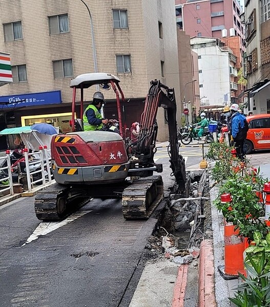 台北市政府工務局水利處進行側溝施工處理。圖/擷取自林姿吟臉書