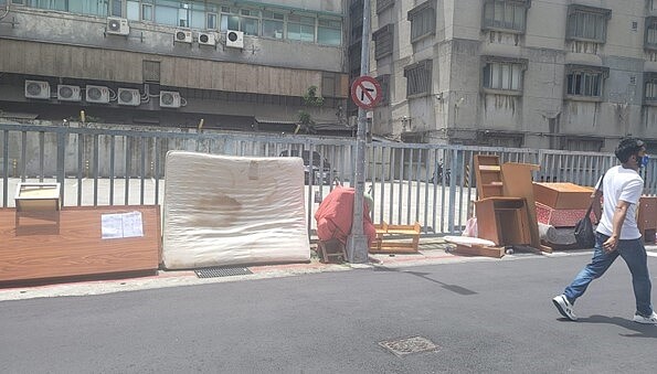 林姿吟里長巡里時發現道路旁的大型垃圾。圖/擷取自林姿吟臉書