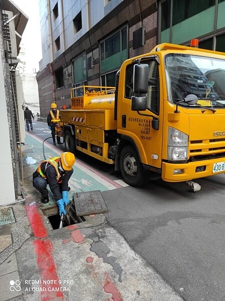 圓山清潔隊進行沖溝處理。圖/擷取自林姿吟臉書