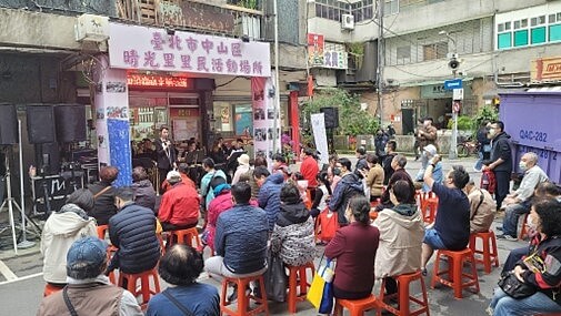 元宵節晴光里里民齊聚欣賞市立交響樂演出。圖／擷取自林姿吟臉書