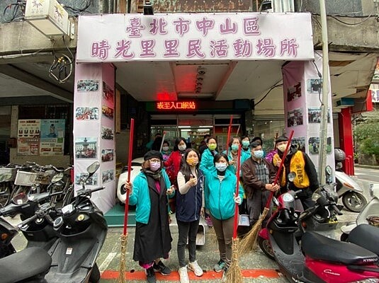 林姿吟與晴光里里民合照。圖/擷取自林姿吟臉書