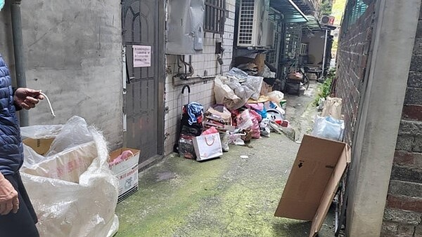 林姿吟里長巡里時發現巷弄被人堆棄的垃圾。圖/擷取自林姿吟臉書