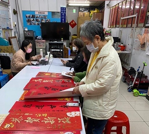 林姿吟里長協助長輩預約疫苗並發放春聯。圖／擷取自林姿吟臉書