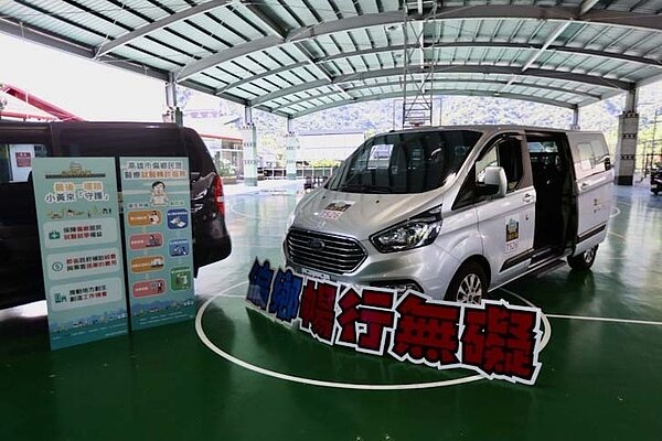 高雄市長陳其邁日前至茂林參與公車式小黃啟用典禮,這將是高雄第59條公車式小黃路線。圖/高雄市政府提供