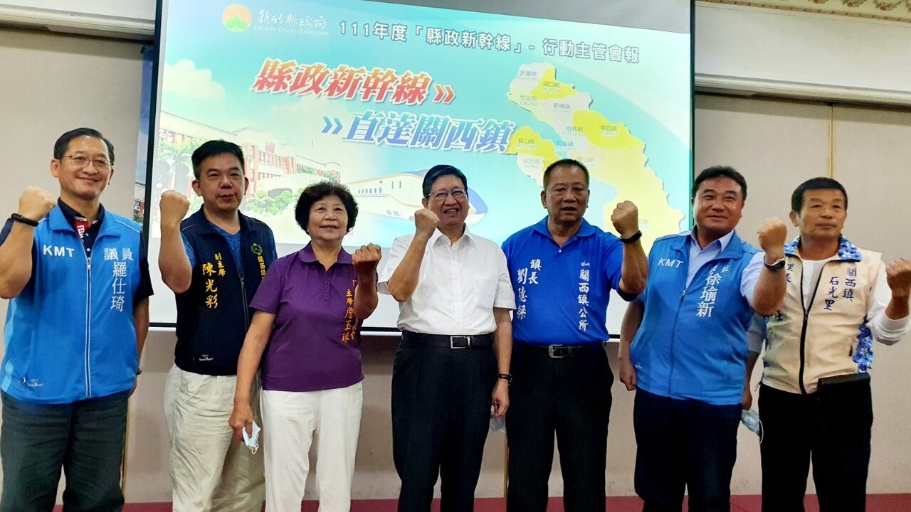 新竹縣政新幹線昨前進關西鎮,包括議員徐瑜新(右二)、羅仕琦(左一),關西鎮長劉德樑(右三)與會,向縣長楊文科(右四)表達地方建議。記者王淑君/攝影