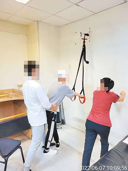 家屬指控物理治療師(左)在復健過程中,對陳姓病患(中)施暴,右為陳男母親。(家屬提供/洪靖宜高雄傳真)