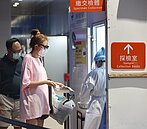 疫情下降沒這麼快　莊人祥估7月底單日才跌破萬例