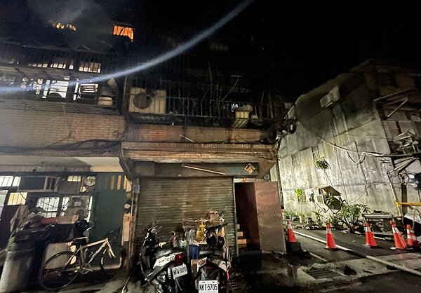 三重老舊公寓火警迅速撲滅，1家3口送醫命危。圖／記者林昭彰翻攝