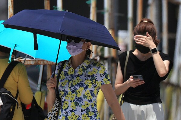 今天雲量比昨天略多,中部以北仍然相當晴朗炎熱。圖/聯合報資料照片