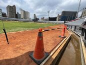 新竹棒球場「排水溝蓋在場內」　立委會勘要求外推