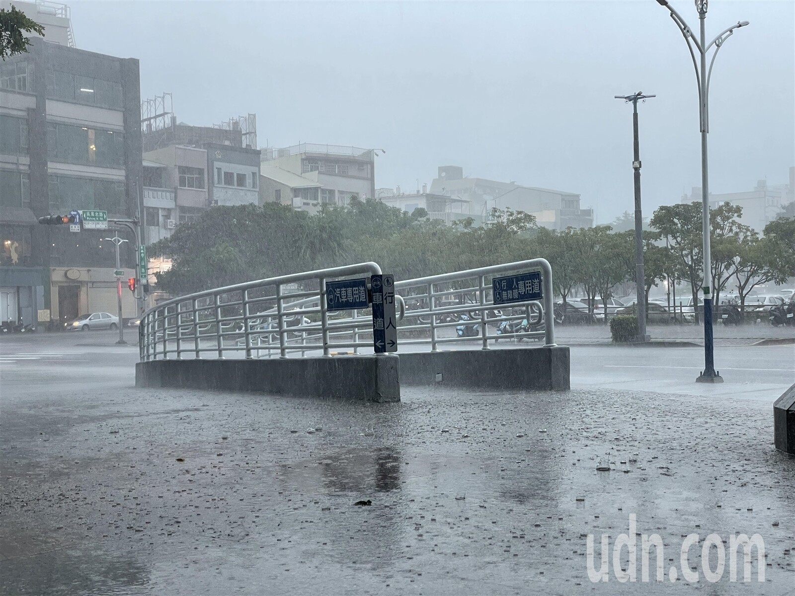 嘉義市區下午1點多開始下暴雨。記者林伯驊／攝影 