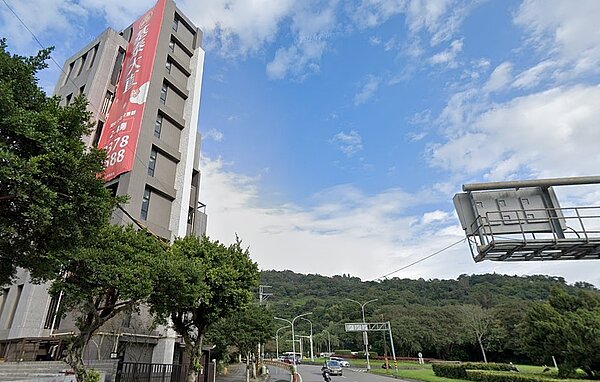 台北市大直北安路「大直比漾」華廈社區,今(2022)年4月有一筆2樓戶交易,竟然賠售數百萬元,讓人吃驚。圖/google map