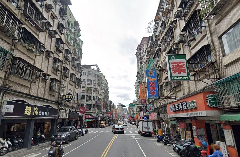 新北市新莊中平路一家老字號粉條冰專賣店,在當地已開業20幾年,但房東要調漲租金,讓冰店老闆大嘆難以支撐,打算考慮收掉不做。圖/google map