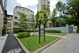 大安區仁愛段綠地,記者實地觀察三個小時，除了一隻流浪狗經過，並無任何民眾進入休憩，令人懷疑此政策實用性。(好房News記者 陳韋帆／攝影)