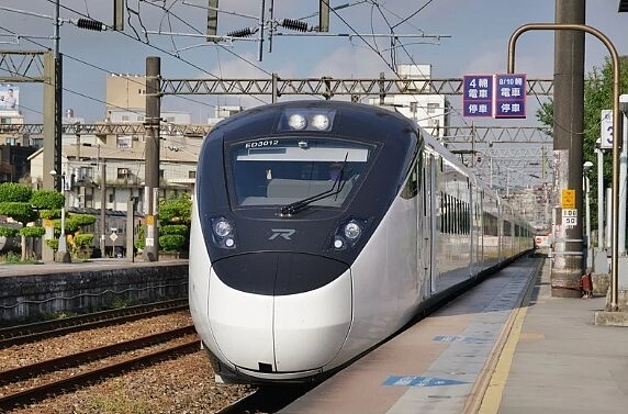 台鐵昨日起大改點,EMU3000型新自強號的服務範圍拓展到環島鐵路全線。 圖/記者盧逸峰/攝影