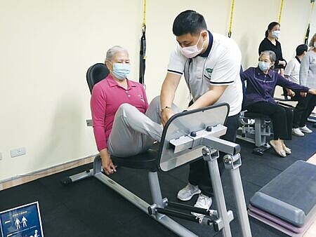 65歲高齡銀髮族,仍舊關心投保保單的保障內容。圖∕本報資料照片