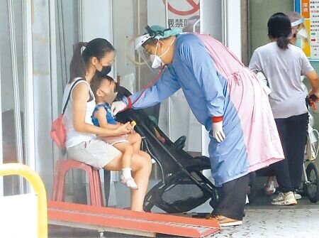 台大醫師黃立民呼籲,臨床醫師應多加觀察染疫兒童是否有發生MIS-C的可能性。圖為防疫急門診外,醫護人員為幼兒聽診。(圖片中人物皆非新聞當事人)。(粘耿豪攝)