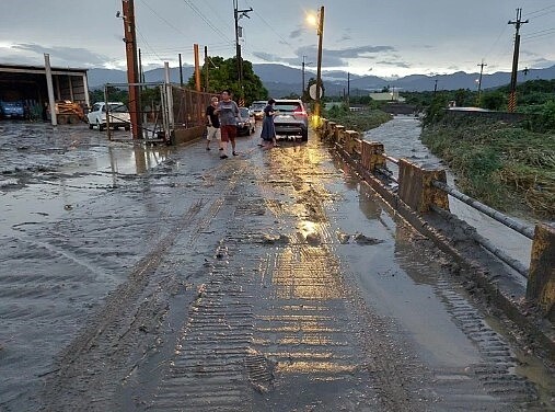 雲林縣古坑鄉因暴雨，導致溪流宣洩不及，水淹民宅留下大量泥沙。圖／記者黃于凡／翻攝