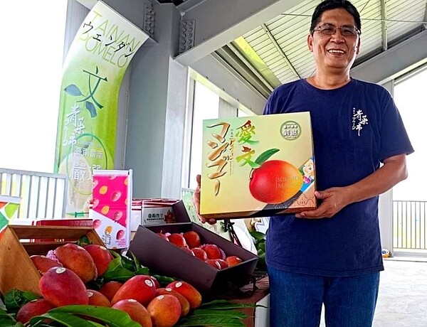 台南農產運銷公司總經理李芳林表示,愛文芒果單顆動輒破百元,比蘋果還貴。圖/記者謝進盛攝影