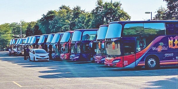 台南市環保局在奇美博物館及台南都會公園停車場設置車牌辨識系統，明起針對空汙車輛開罰。 圖／台南市環保局提供