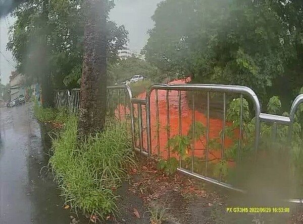 台中市昨天下午大雷雨，沙鹿區三條圳河水變血紅色。圖／取自臉書沙鹿之美