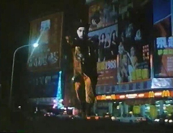 1988《殭屍大鬧西門町》劇照：在西門圓環工地甦醒的殭屍飛躍到地面上的駭人情景。