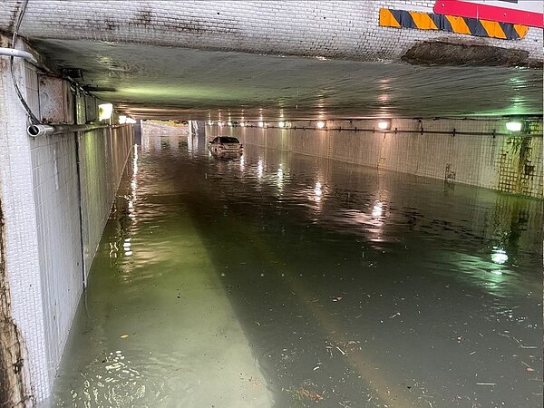 新竹市光復路往中華路地下道出現淹水。記者張裕珍/翻攝
