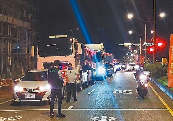 桃園市跨7局處檢討,決議將無明確合法來源和去處的砂石車,一律視為環保犯罪強制扣車,5月起強力執法,2個月共查獲18台違規,其中10台當場查扣。(警方提供/蔡依珍桃園傳真)