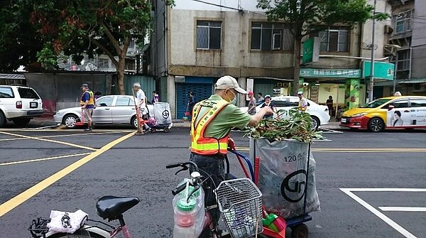 新北市永和區秀朗里環保義工清潔里區。圖/取自「美麗秀朗里-沈賜是里長」臉書