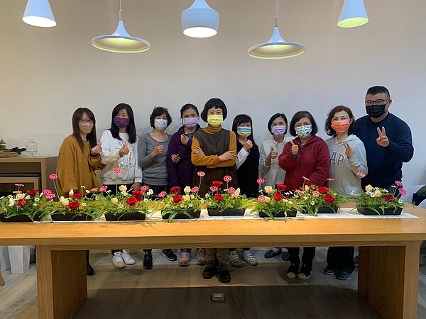 美學插花課程。圖/莊銘淵里長提供