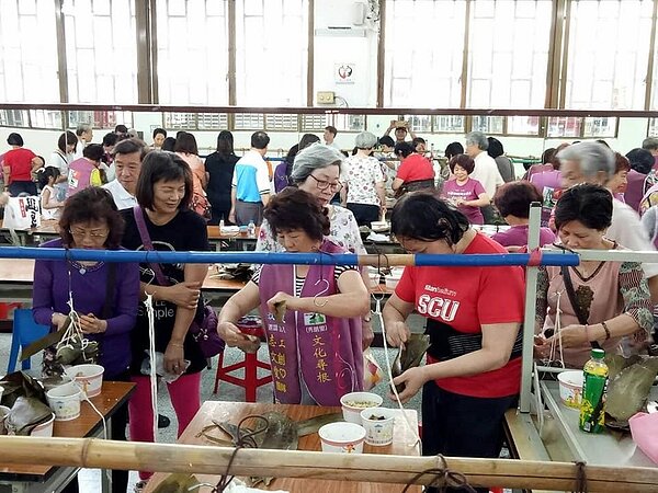新北市永和區秀朗里包粽DIY。圖/取自「美麗秀朗里-沈賜是里長」