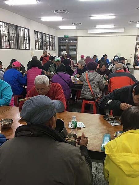 新北市永和區秀朗里共餐。圖/取自「美麗秀朗里-沈賜是里長」