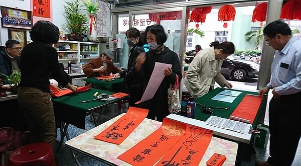 新北市永和區秀朗里發送春聯。圖/取自「美麗秀朗里-沈賜是里長」臉書