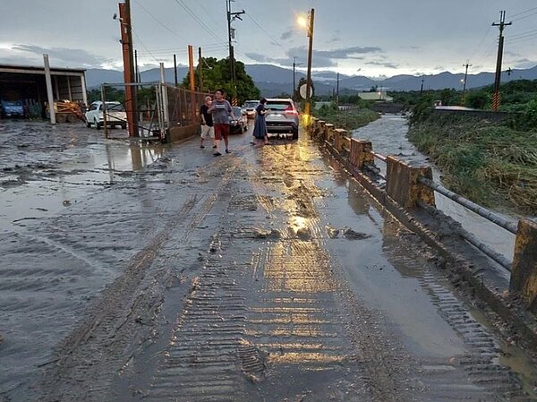 雲林縣古坑鄉因暴雨,導致溪流宣洩不及,水淹民宅留下大量泥沙。圖/記者黃于凡翻攝