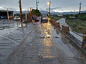 雲林縣雨勢兇猛3條溪流宣洩不及　泥沙直衝民宅