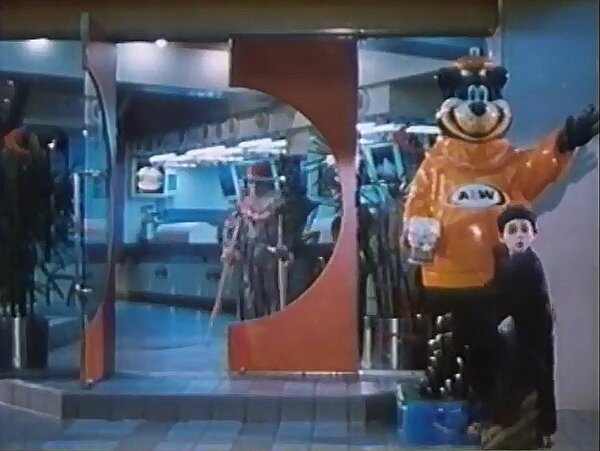 殭屍小孩被追捕時，看到艾恩堡速食餐廳大門旁有一尊大根熊（Great Root Bear）塑像，便躲到了它的後面。