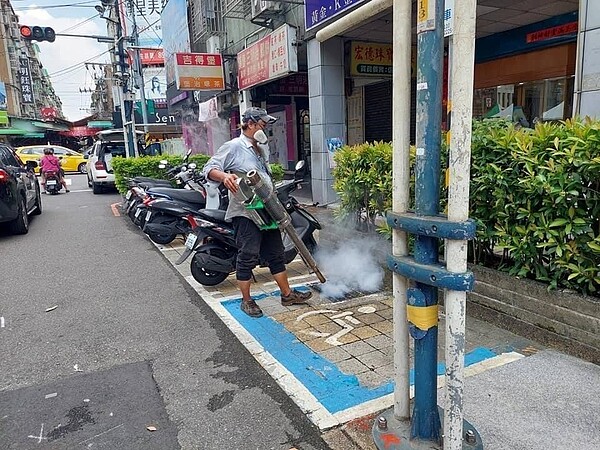 光明里街道消毒作業。（圖由永和區光明里辦公處粉絲專頁提供）