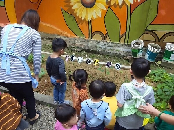 安迪芬幼兒園的小朋友們與他們所打造的開心農場。(圖/擷取自永和信義里後溪里臉書粉絲專頁)