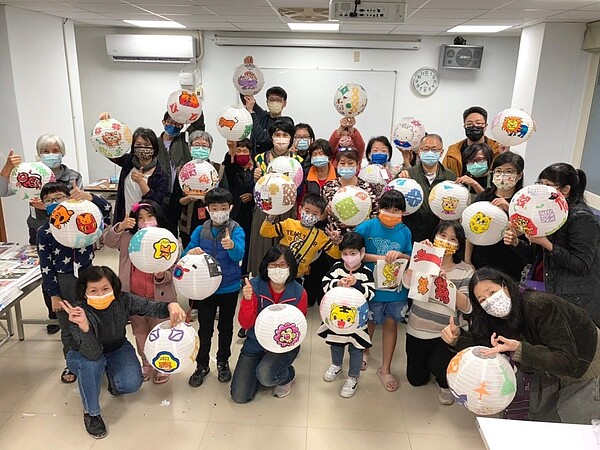 豫溪里里長廖亦芳語里民一起製作燈籠。(圖/擷取自豫溪里臉書)