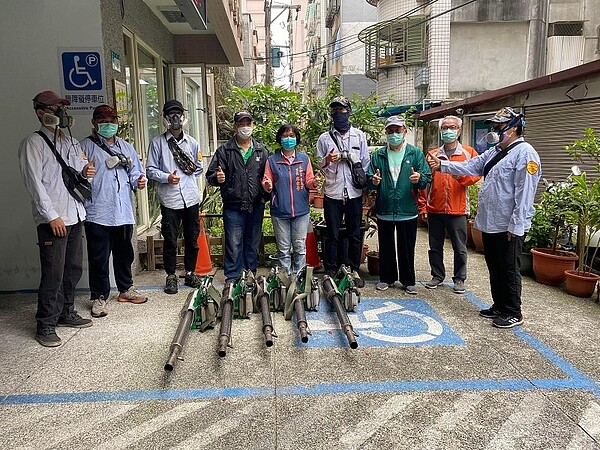 豫溪里里長廖亦芳與消毒人員合照。(圖/擷取自豫溪里臉書)